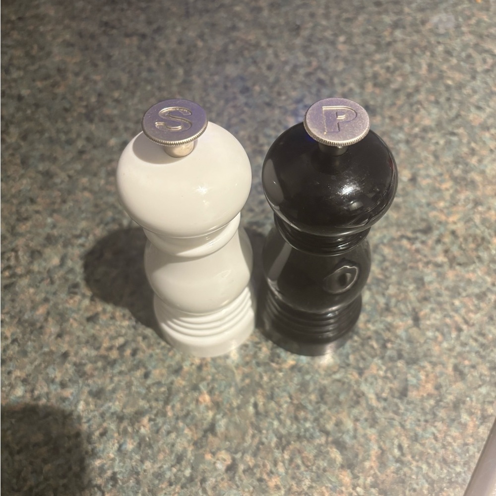 Le Creuset Black and White Salt and Pepper Mills- NEVER USED